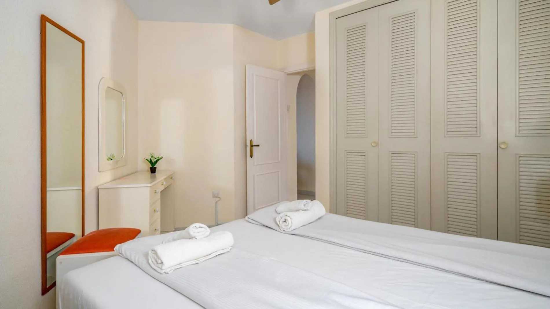 Riviera Charm: 2Br Retreat With Terrace Pool Apartment Mijas