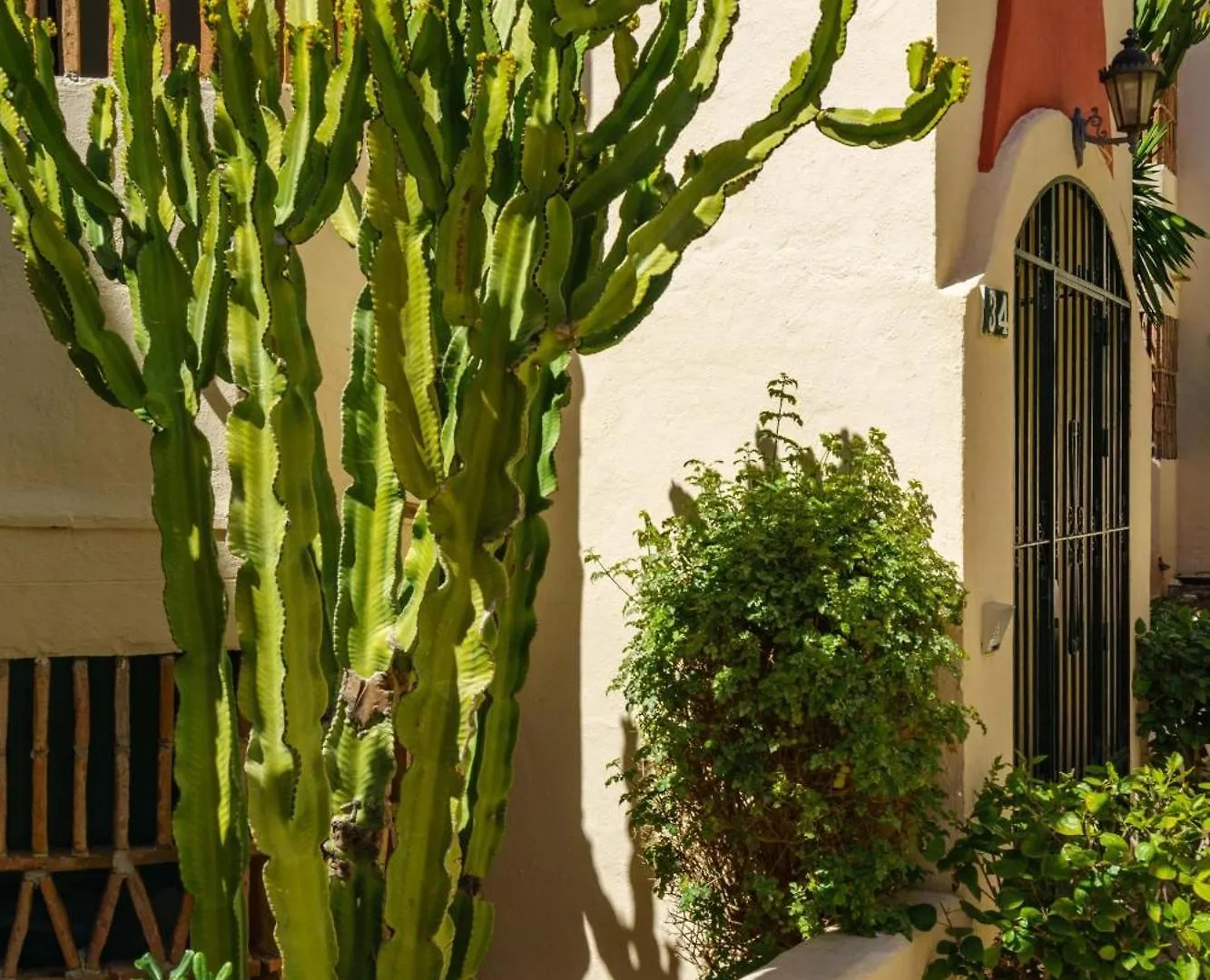 Appartamento Riviera Charm: 2Br Retreat With Terrace Pool Mijas