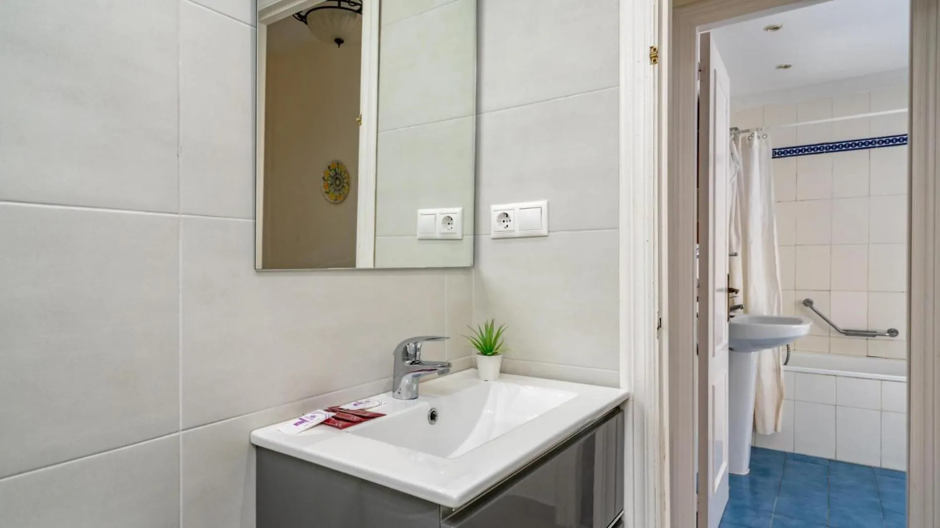 Appartamento Riviera Charm: 2Br Retreat With Terrace Pool Mijas 0*,  Spagna