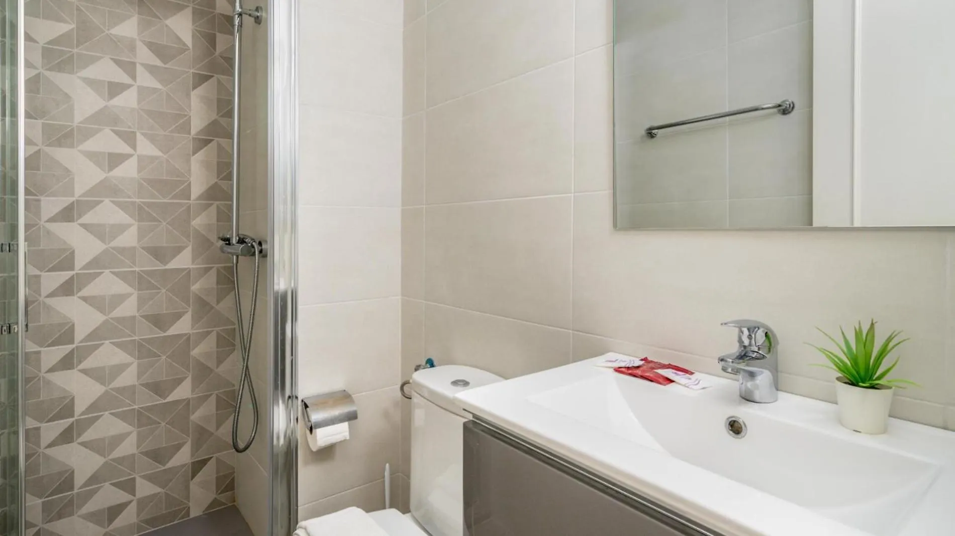 Appartamento Riviera Charm: 2Br Retreat With Terrace Pool Mijas Spagna