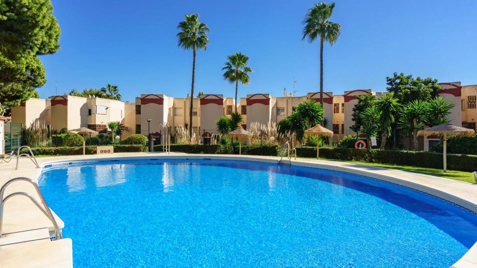 Appartamento Riviera Charm: 2Br Retreat With Terrace Pool Mijas Spagna
