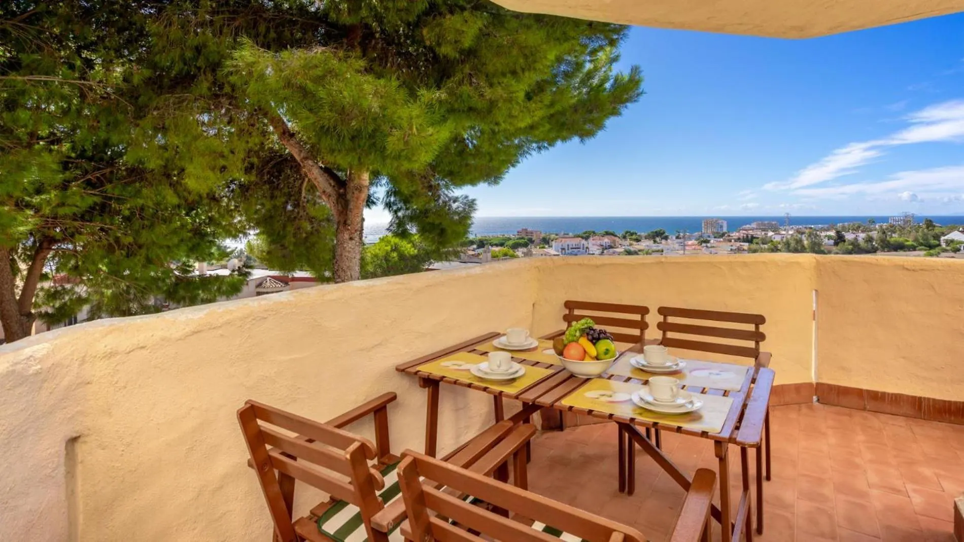Appartamento Riviera Charm: 2Br Retreat With Terrace Pool Mijas